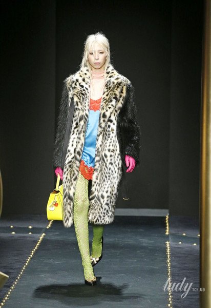 Коллекция Versace прет-а-порте сезона осень-зима 2019-2020 / © East News