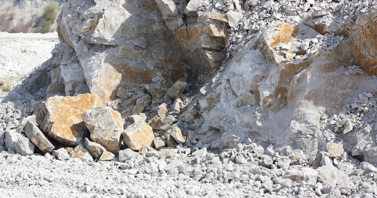 На Сумщині водій на УАЗі злетів із дороги у 20-метровий кар'єр