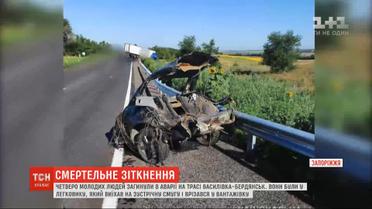 У Запорізькій області легковик на повній швидкості врізався у вантажівку – є жертви