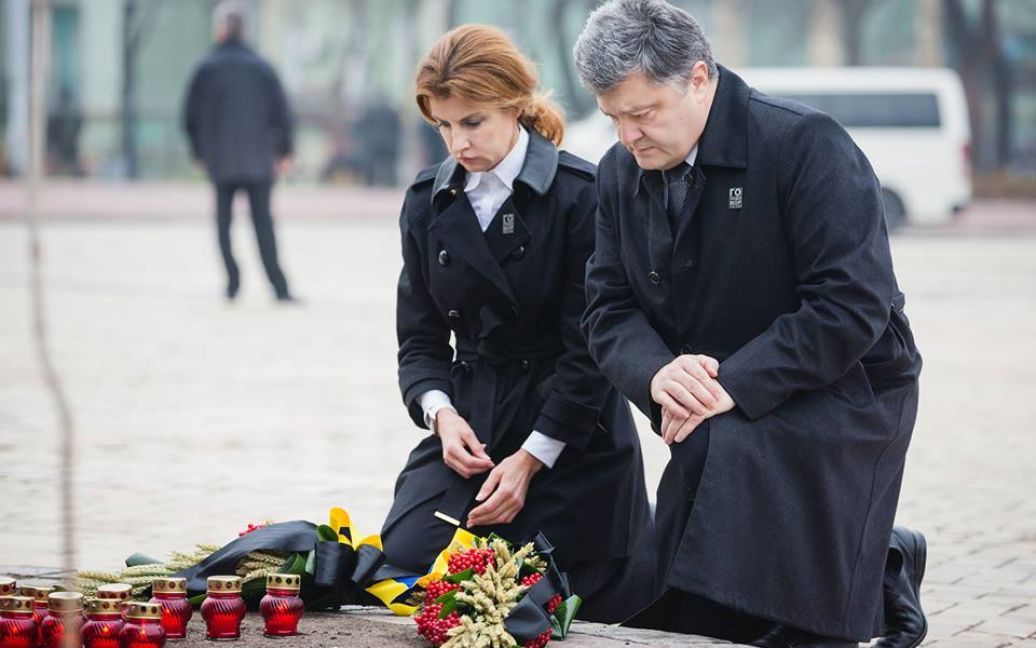 Петро і Марина Порошенки вшановують жертв Голодомору / © Facebook / Петро Порошенко