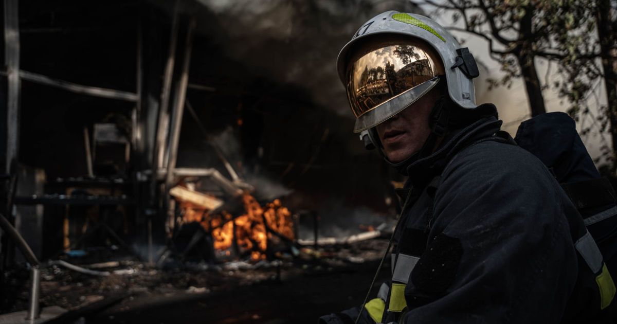 Рятувальники ліквідували пожежу на території заміського комплексу у Козині