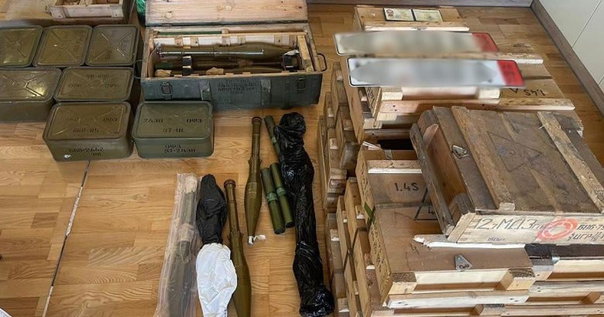 Протитанкові гранатомети РПГ та автомати: під Києвом чоловік у власній оселі зберігав багато зброї та боєприпасів