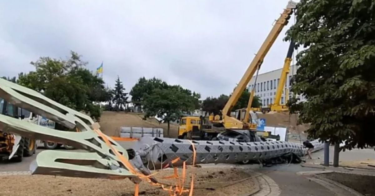 В Херсоне на месте флагштока, который разбил Lexus чиновника, планируют установить новый