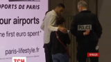 Родные пассажиров самолета EgyptAir ждут в парижском аэропорту "Шарль де Голль"