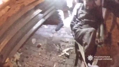 Удар по Києву: поліція показала кадри порятунку чоловіка з-під завалів