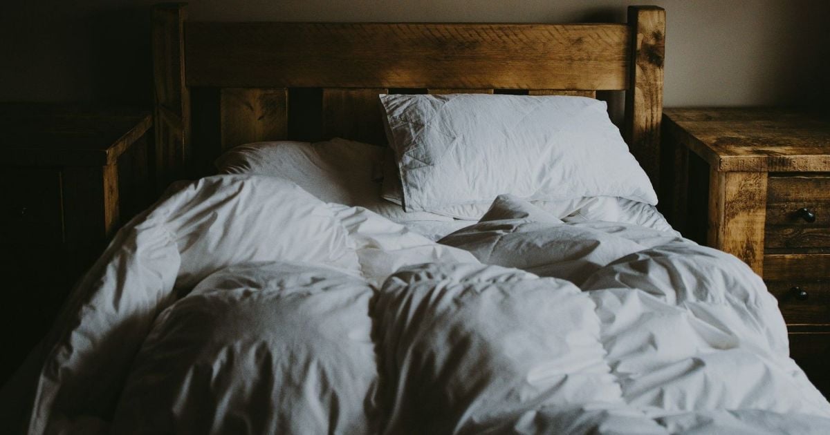 Чому не варто одразу застеляти ліжко після пробудження