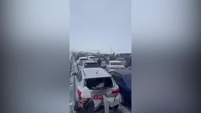 В Казахстане столкнулось около сотни автомобилей