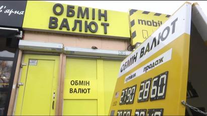 Что думают киевляне о ситуации с долларом: опрос Сніданку