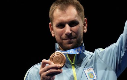 С цветами и объятиями: как одного из бронзовых призеров Олимпиады встречали в "Борисполе"