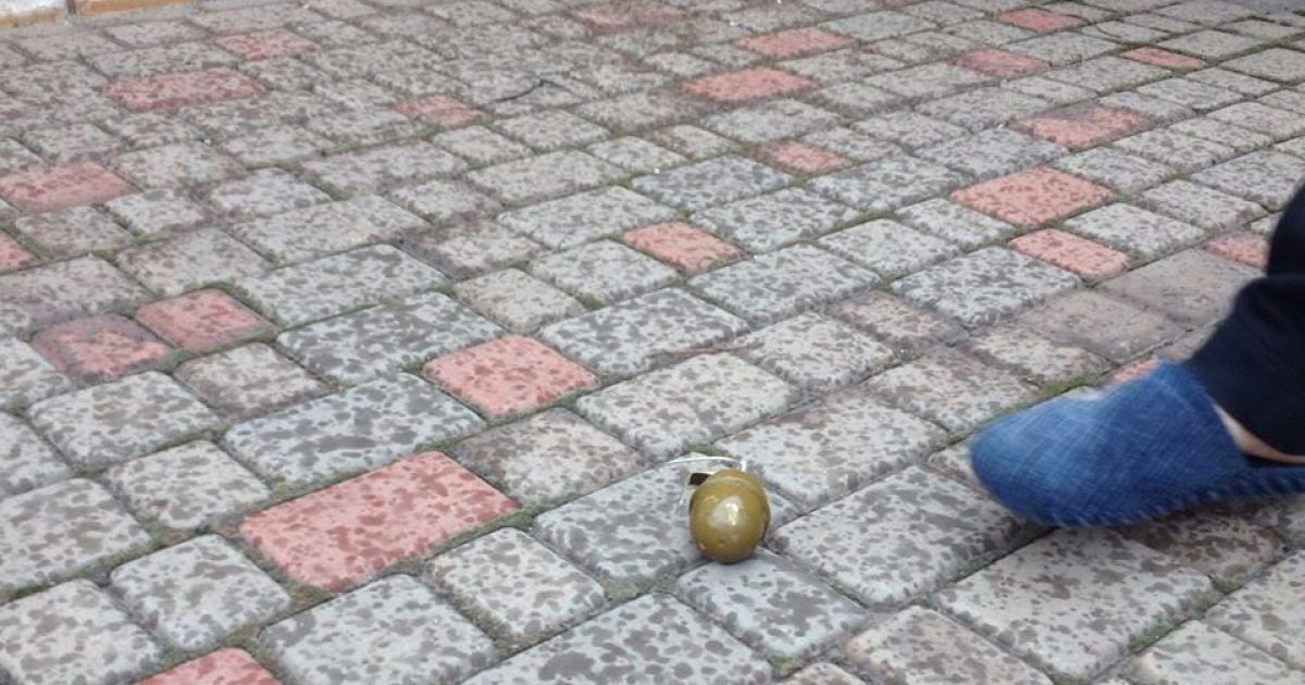У двір кинули дві гранати