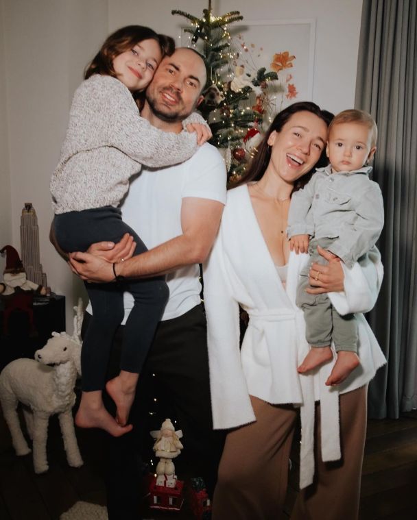 Андрій Бєдняков з родиною / © instagram.com/nastyakorotkaya