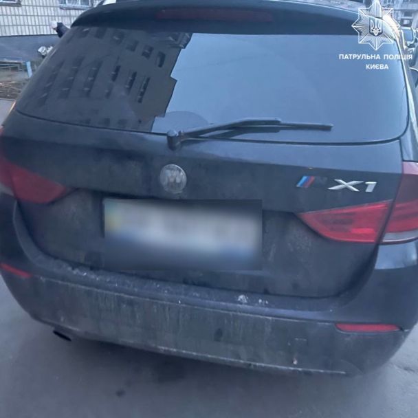 Киевские патрульные обнаружили авивку с признаками подделки vin-кода / © Facebook / Патрульна поліція Києва