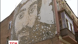 Португальський митець Алешандре Фарту створив у Києві величезний барельєф Нігояна