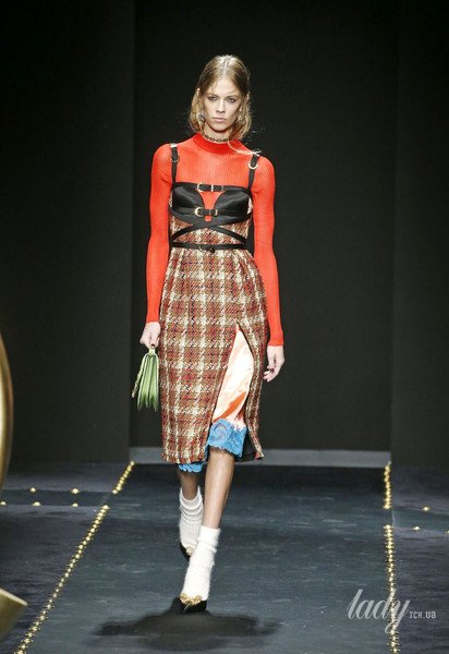 Коллекция Versace прет-а-порте сезона осень-зима 2019-2020 / © East News