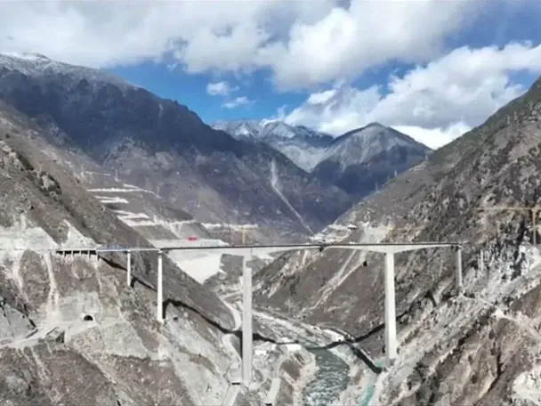 У Китаї обвалився міст — що сталося і чи є постраждалі