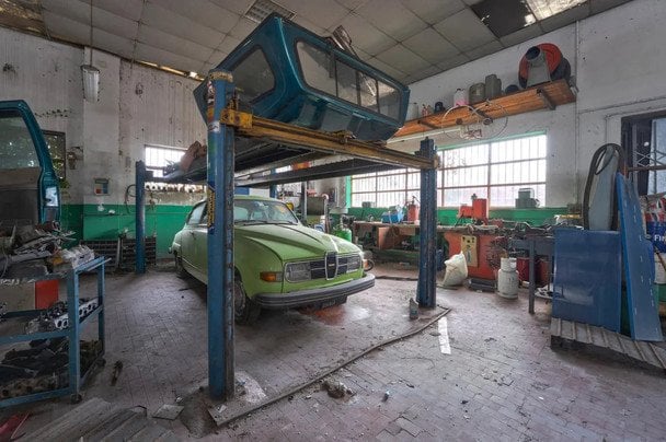 У Нідерландах натрапили на занедбану базу з реставрації класичних авто / © Reddit.com