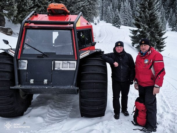 Двоє молодих людей застрягли на Чорногірському хребті на Закарпатті.  / © ДСНС України