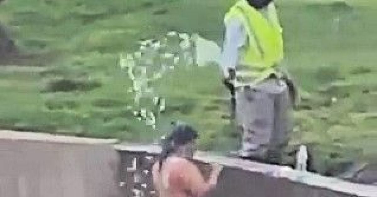 Садівник полив зі шланга оголену жінку