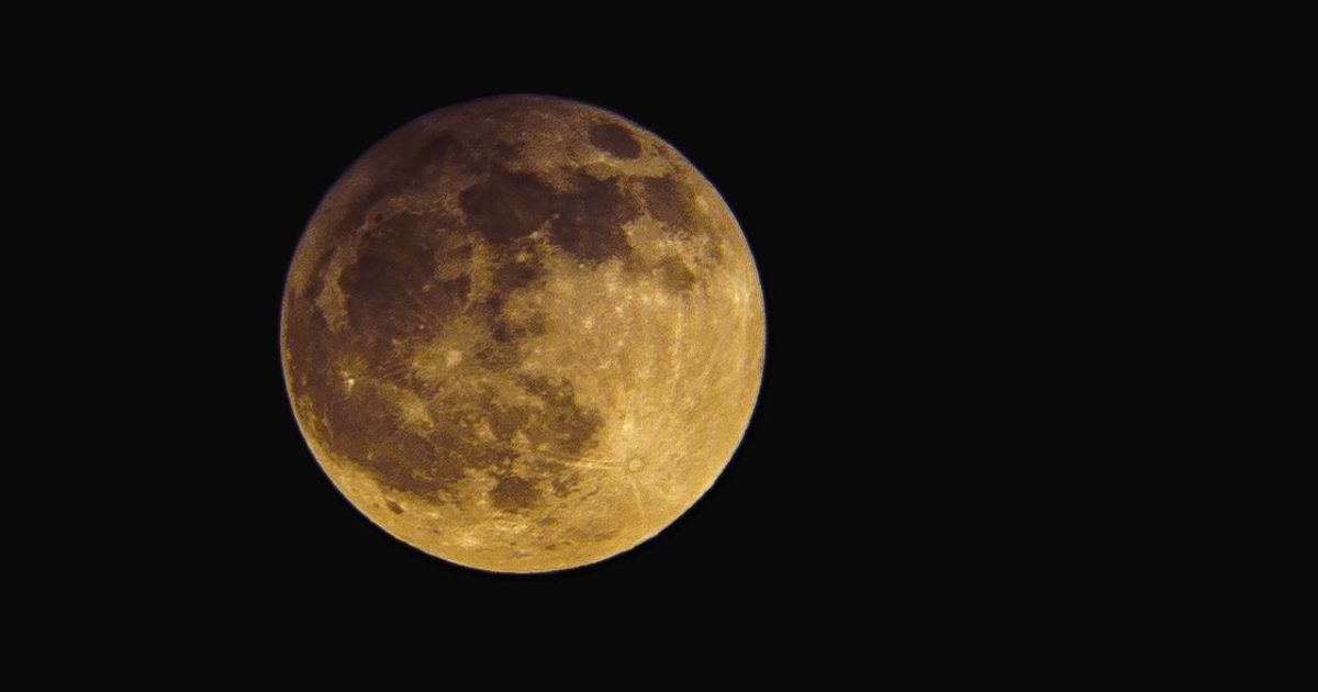 Як виглядає місячне затемнення сьогодні в Києві