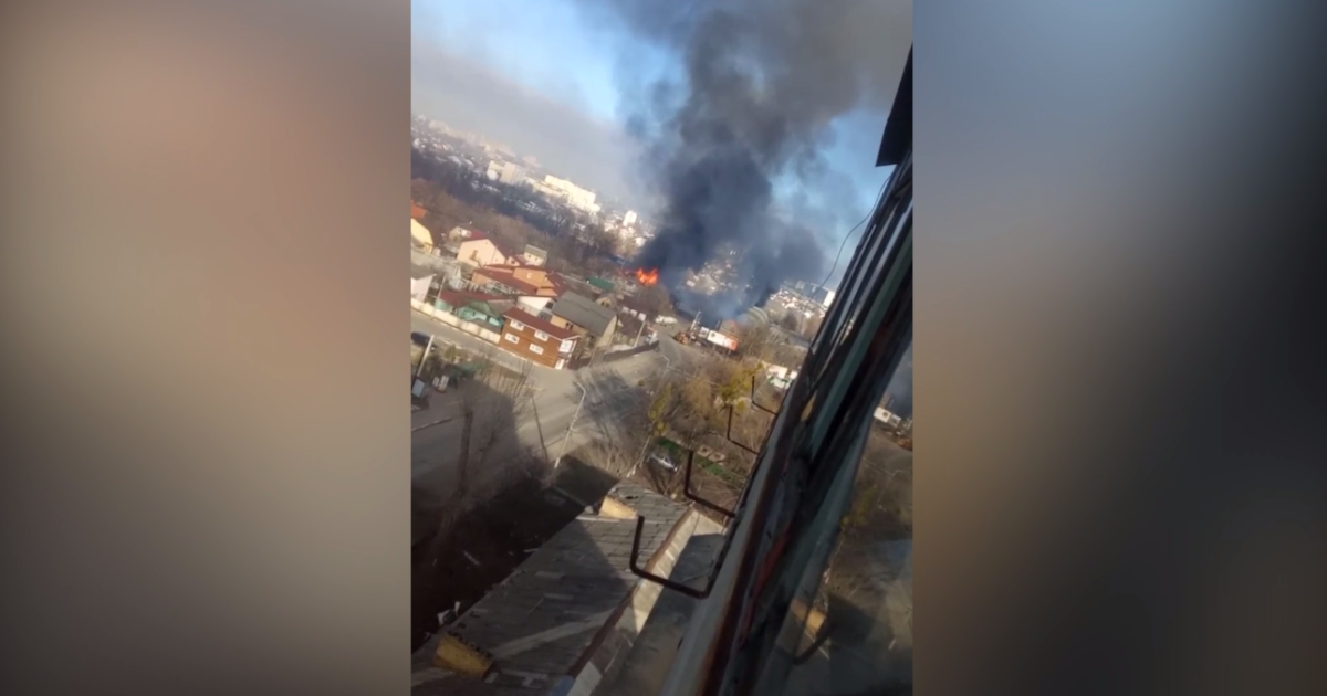 В Ірпені через обстріл Росії спалахнули житлові будинки (відео)