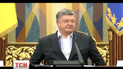 Петро Порошенко сьогодні на роботі з'явився в білій сорочці, вишитій блакитними нитками