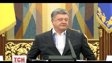Петро Порошенко сьогодні на роботі з'явився в білій сорочці, вишитій блакитними нитками