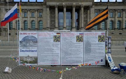 У Берліні під Рейхстагом активісти з георгіївськими стрічками закликають зняти санкції з РФ