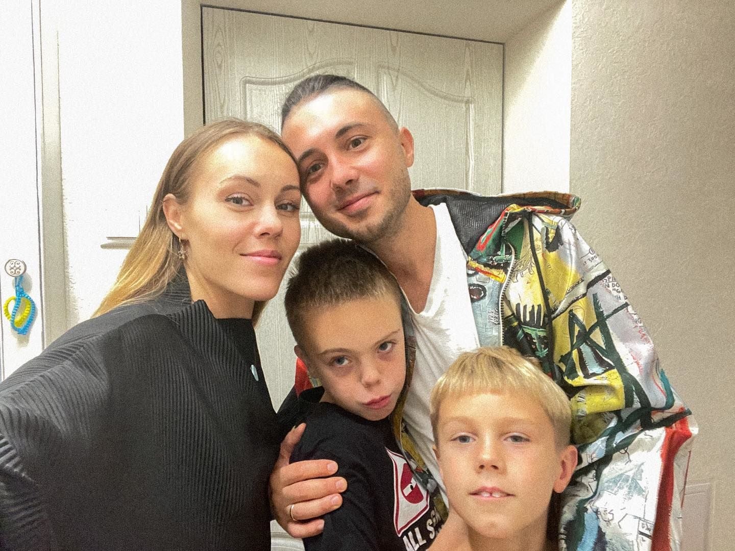 Алёса и Тарас Тополь с сыном/ © instagram.com/alyoshasinger