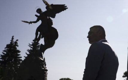 Мер Кличко відкрив фонтан зі скульптурою Архистратига Михаїла
