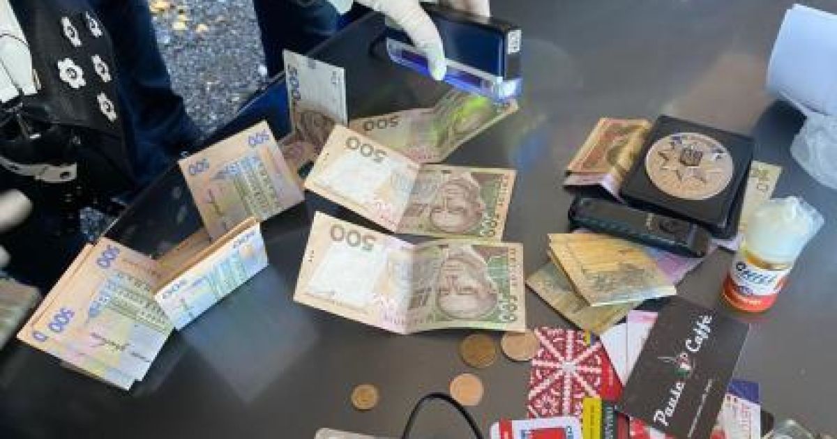 За украденные сигареты шесть тысяч: в Днепре полицейская требовала у 17-летнего парня взятку