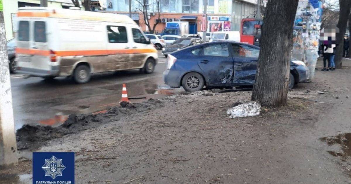 Отбросило на детей: в Одессе нетрезвый водитель столкнулся с микроавтобусом и сбил школьников (фото)