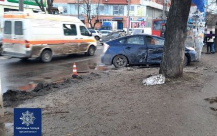 Отбросило на детей: в Одессе нетрезвый водитель столкнулся с микроавтобусом и сбил школьников (фото)