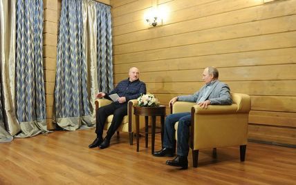 Конспектировал положительные оды Путина: в Сети показали, как Лукашенко на встрече внимательно слушал главу Кремля