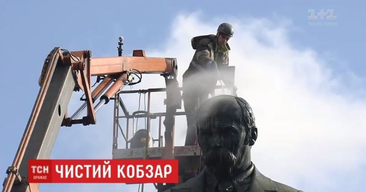 В Киеве впервые за 15 лет помыли памятник Шевченко
