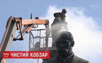 В Киеве впервые за 15 лет помыли памятник Шевченко