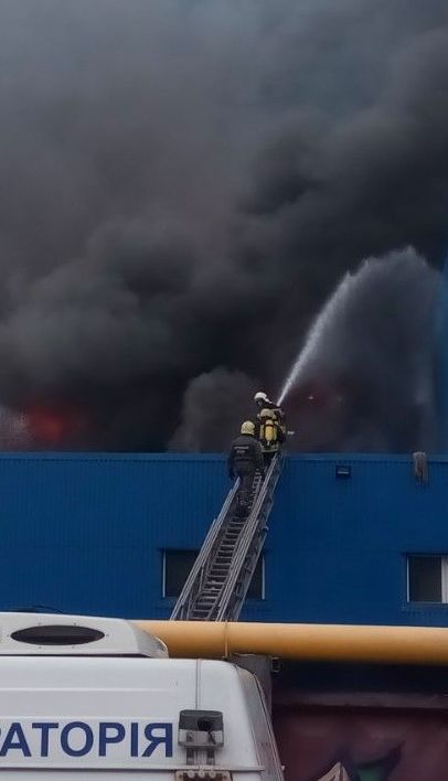 В Києві спалахнула пожежа на складах поблизу "Даринку"
