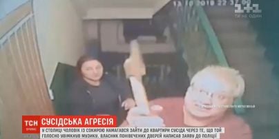 Из-за громкой музыки мужчина наведался в квартиру соседа с топором в руках