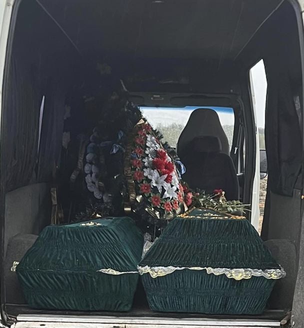 У Грозі поховали подружжя, що загинуло від удару РФ / Фото Андрія Конашевича / ©