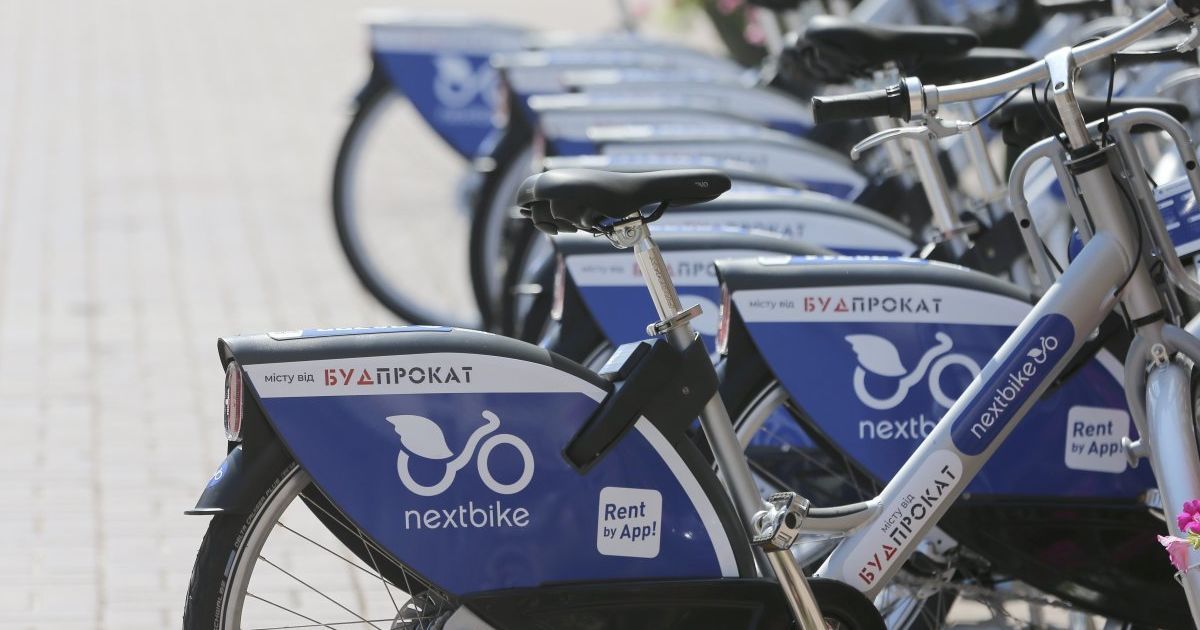 В Киеве узнали вандалов, которые бросили прокатный велосипед в Днепр