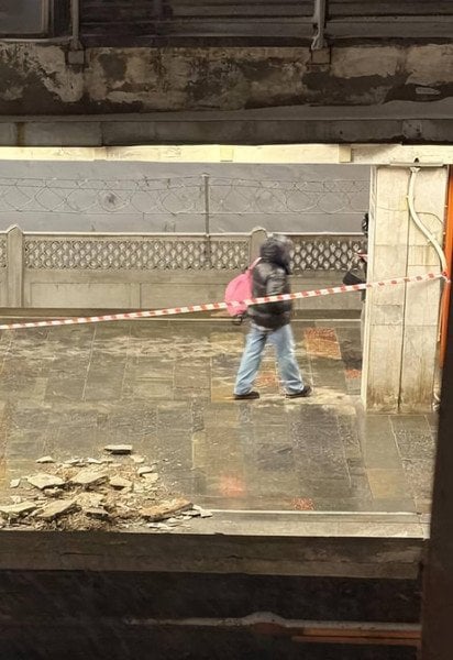 На перон станції на червоній лінії у метро впала частина покрівлі.