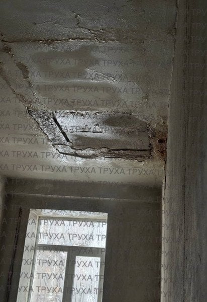 "Водопад" из кипятка и обрушенный потолок: в Киеве жители жалуются на прорывы труб (видео)