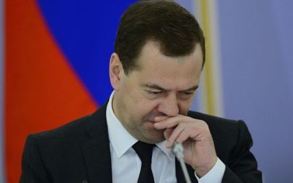 Медведев в Facebook прокомментировал "азировкой" отмену авиасообщения между Украиной и Россией