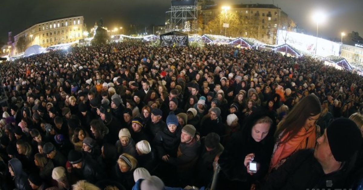 У Києві засяяла прекрасна 24-метрова ялинка / © УНІАН