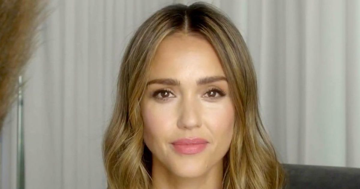 Многодетная мать Джессика Альба взбудоражила воображение фанатов снимком в купальнике