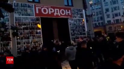 Через інтерв'ю з Поклонською та Гіркіним активісти влаштували акцію біля офісу Дмитра Гордона