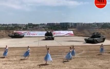 Танки на площадке, а балерины в пыли: в оккупированном Севастополе устроили странный перформанс