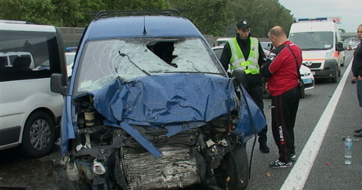 Смертельная авария в Киевской области: водитель протаранил автомобили и сбил человека