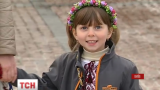 В Киеве между двух колоколен люди в национальной одежде создали цепь