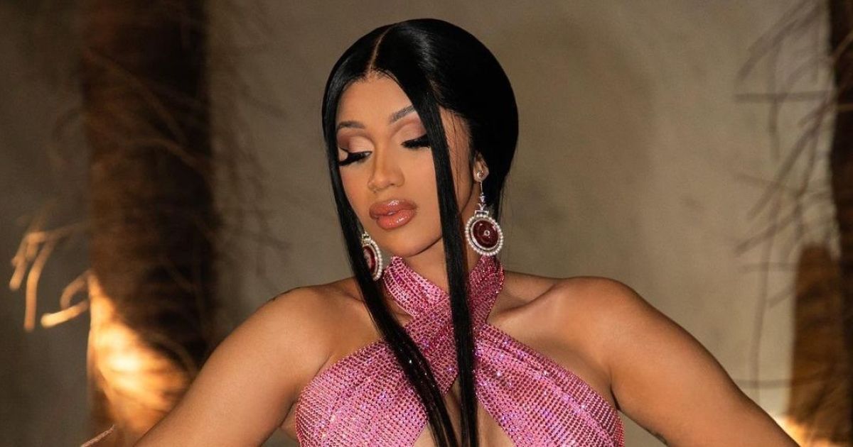 Cardi B топлесс и в черных брюках засветила большую грудь