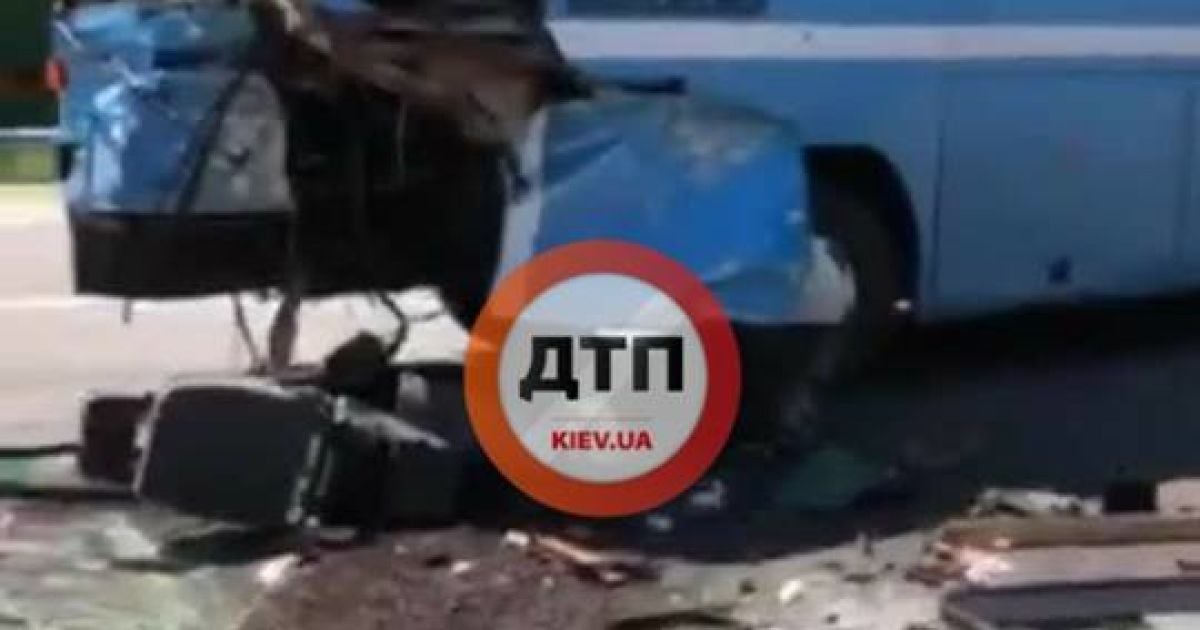 Кривава ДТП під Києвом: позашляховик на величезній швидкості влетів у автобус, є загиблі